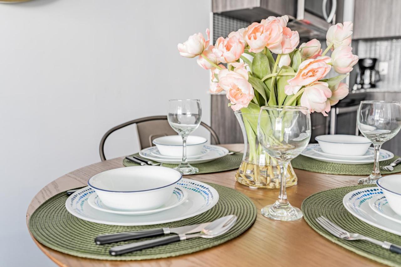 Condo In Parklawn & Lake Shore With Free Parking Close To Airport Toronto Ngoại thất bức ảnh