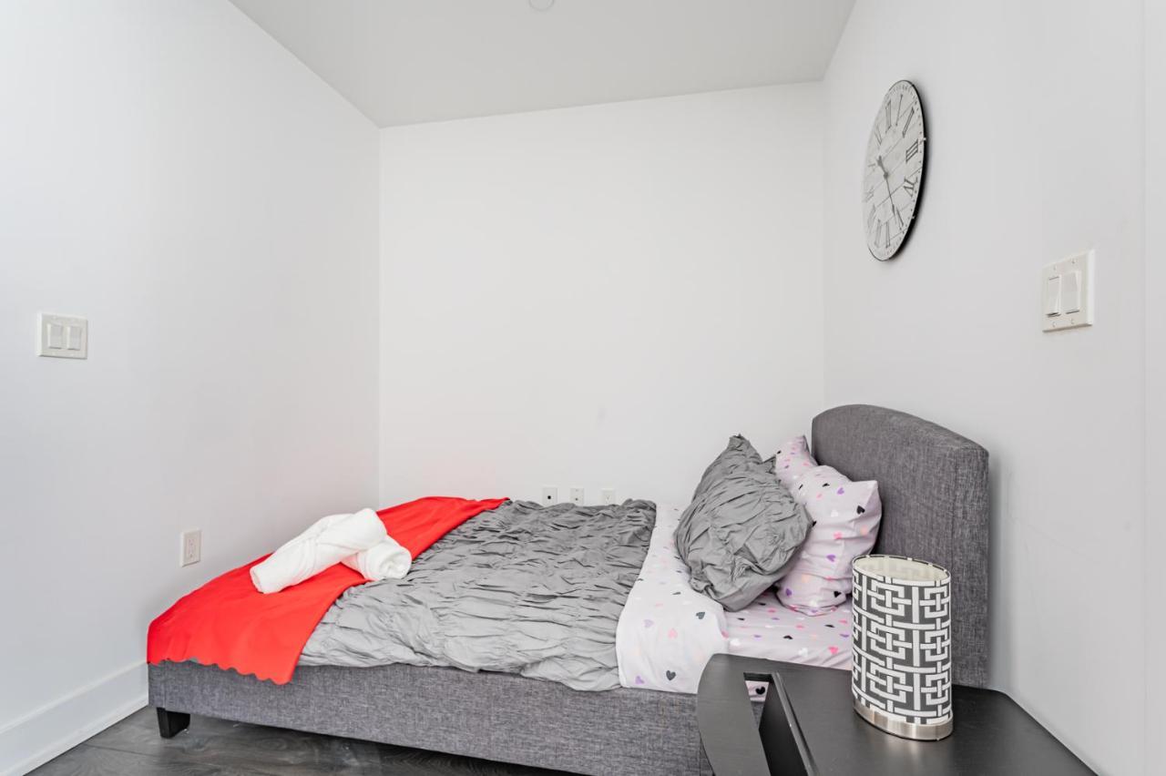 Condo In Parklawn & Lake Shore With Free Parking Close To Airport Toronto Ngoại thất bức ảnh