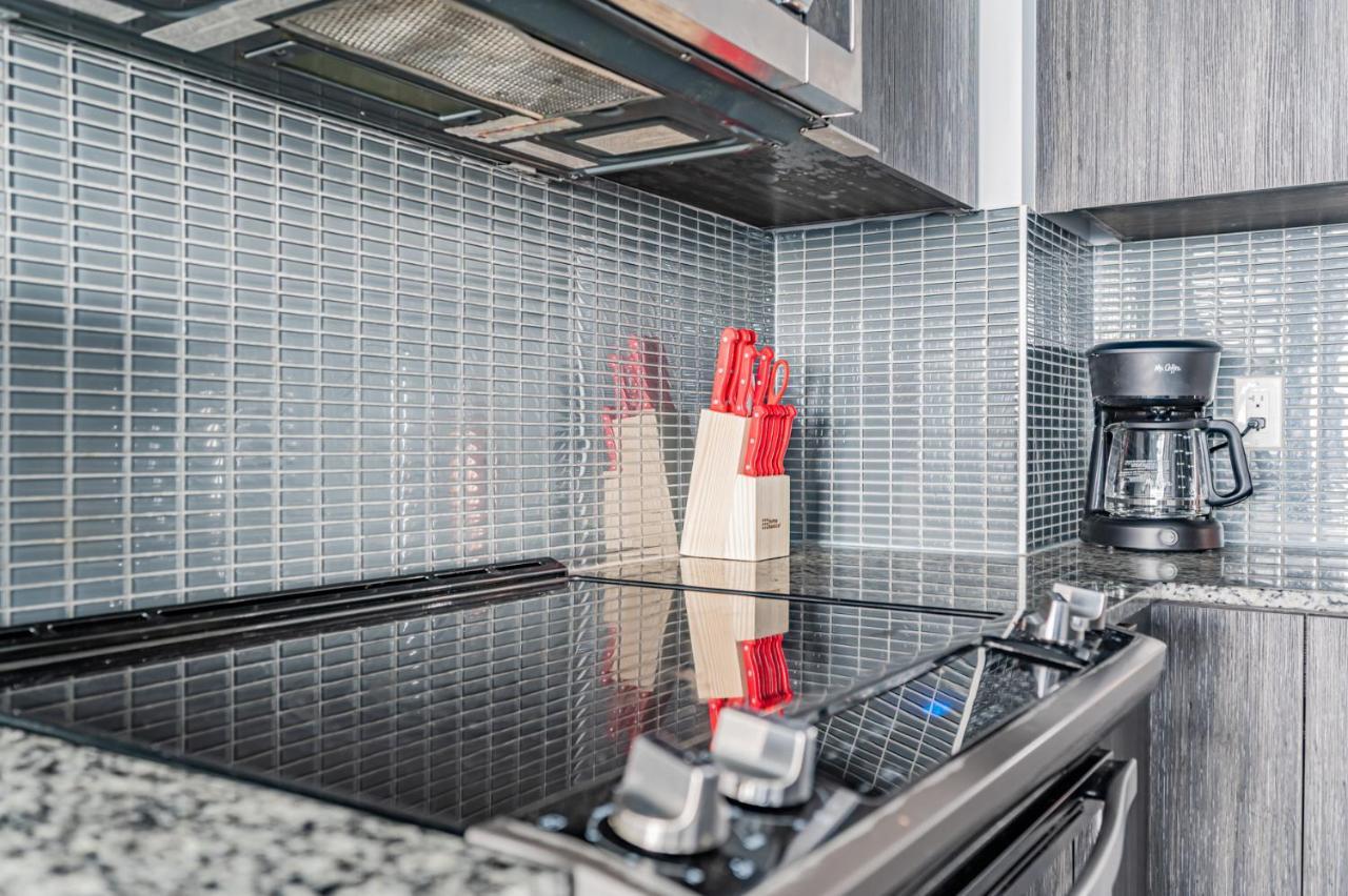 Condo In Parklawn & Lake Shore With Free Parking Close To Airport Toronto Ngoại thất bức ảnh