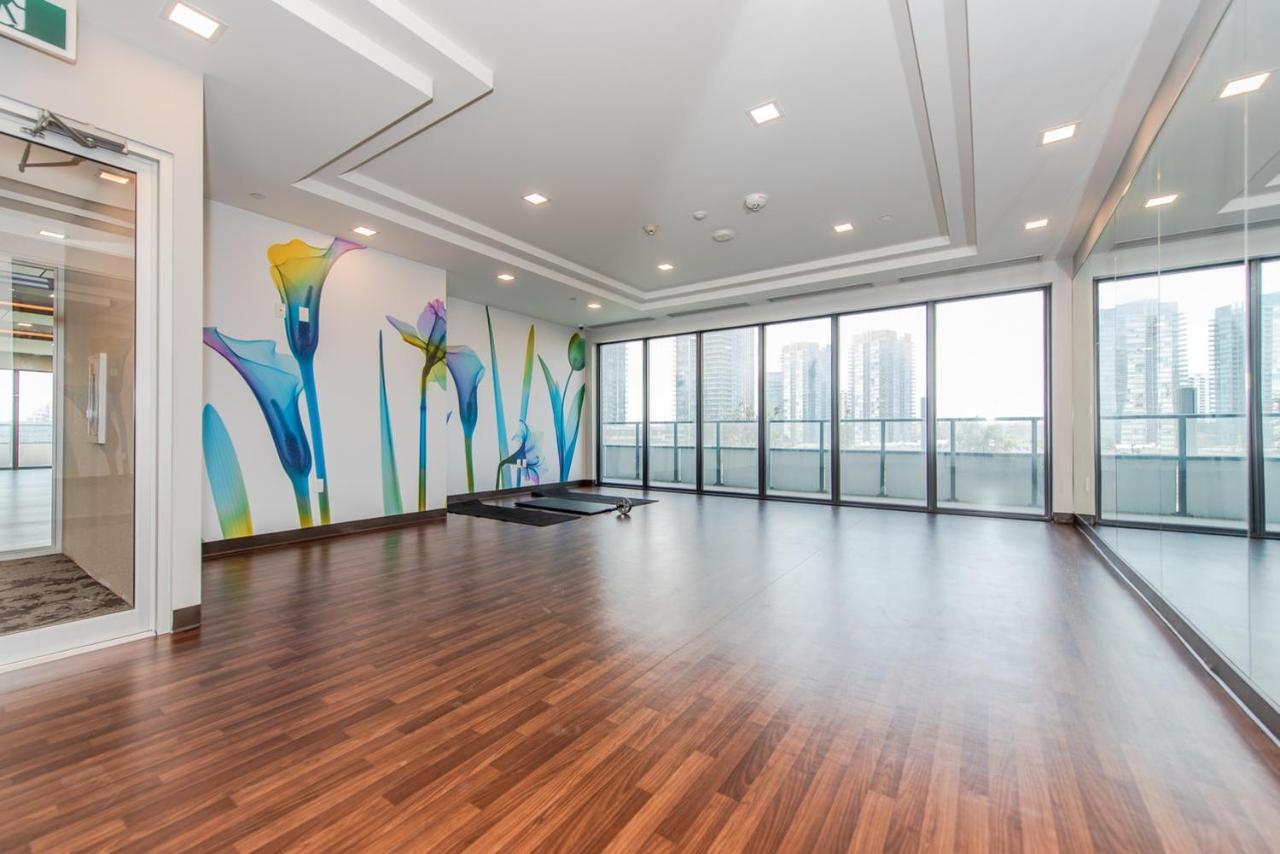 Condo In Parklawn & Lake Shore With Free Parking Close To Airport Toronto Ngoại thất bức ảnh