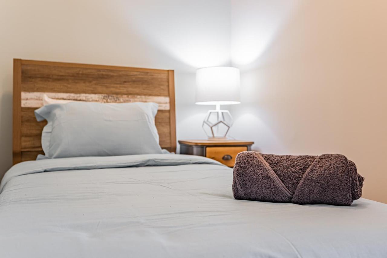 Condo In Parklawn & Lake Shore With Free Parking Close To Airport Toronto Ngoại thất bức ảnh