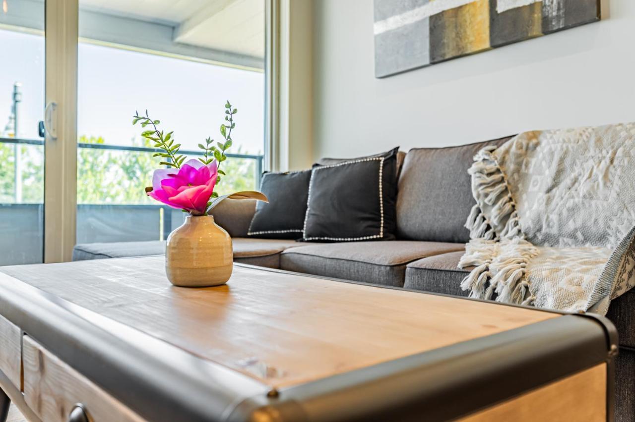 Condo In Parklawn & Lake Shore With Free Parking Close To Airport Toronto Ngoại thất bức ảnh