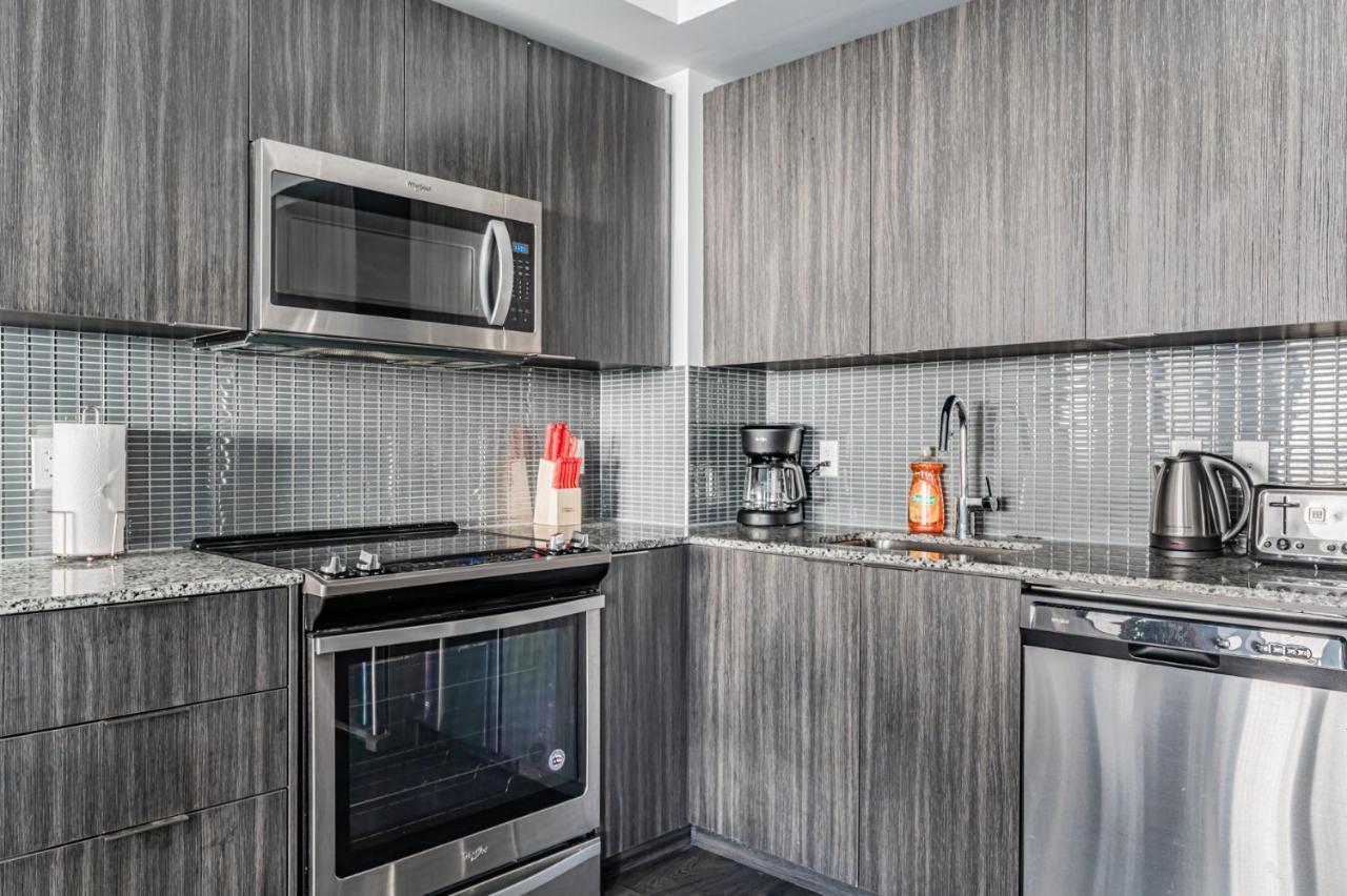 Condo In Parklawn & Lake Shore With Free Parking Close To Airport Toronto Ngoại thất bức ảnh
