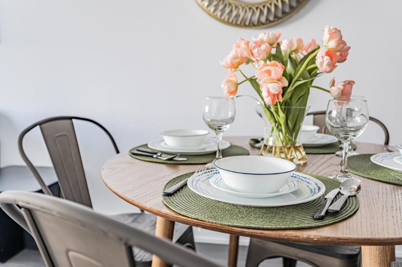 Condo In Parklawn & Lake Shore With Free Parking Close To Airport Toronto Ngoại thất bức ảnh