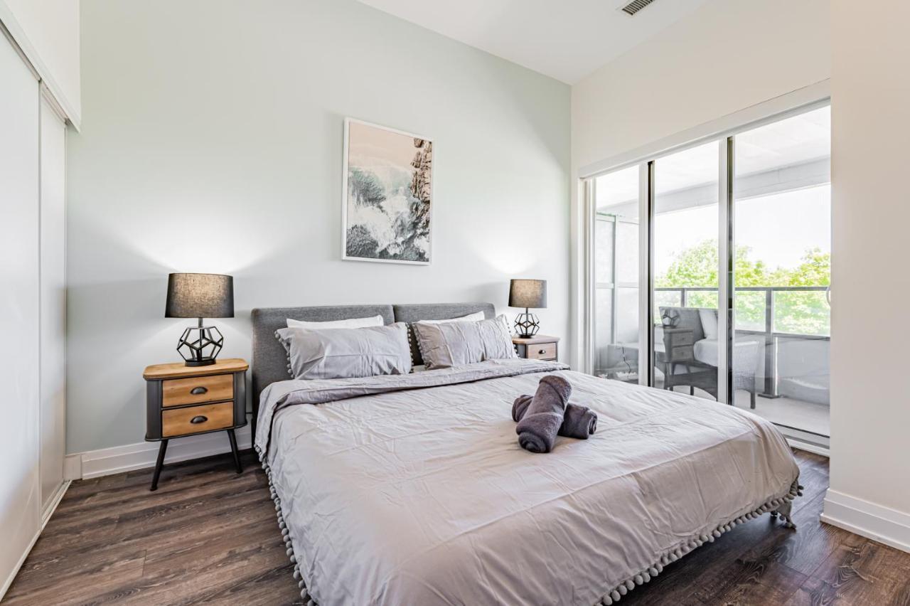 Condo In Parklawn & Lake Shore With Free Parking Close To Airport Toronto Ngoại thất bức ảnh