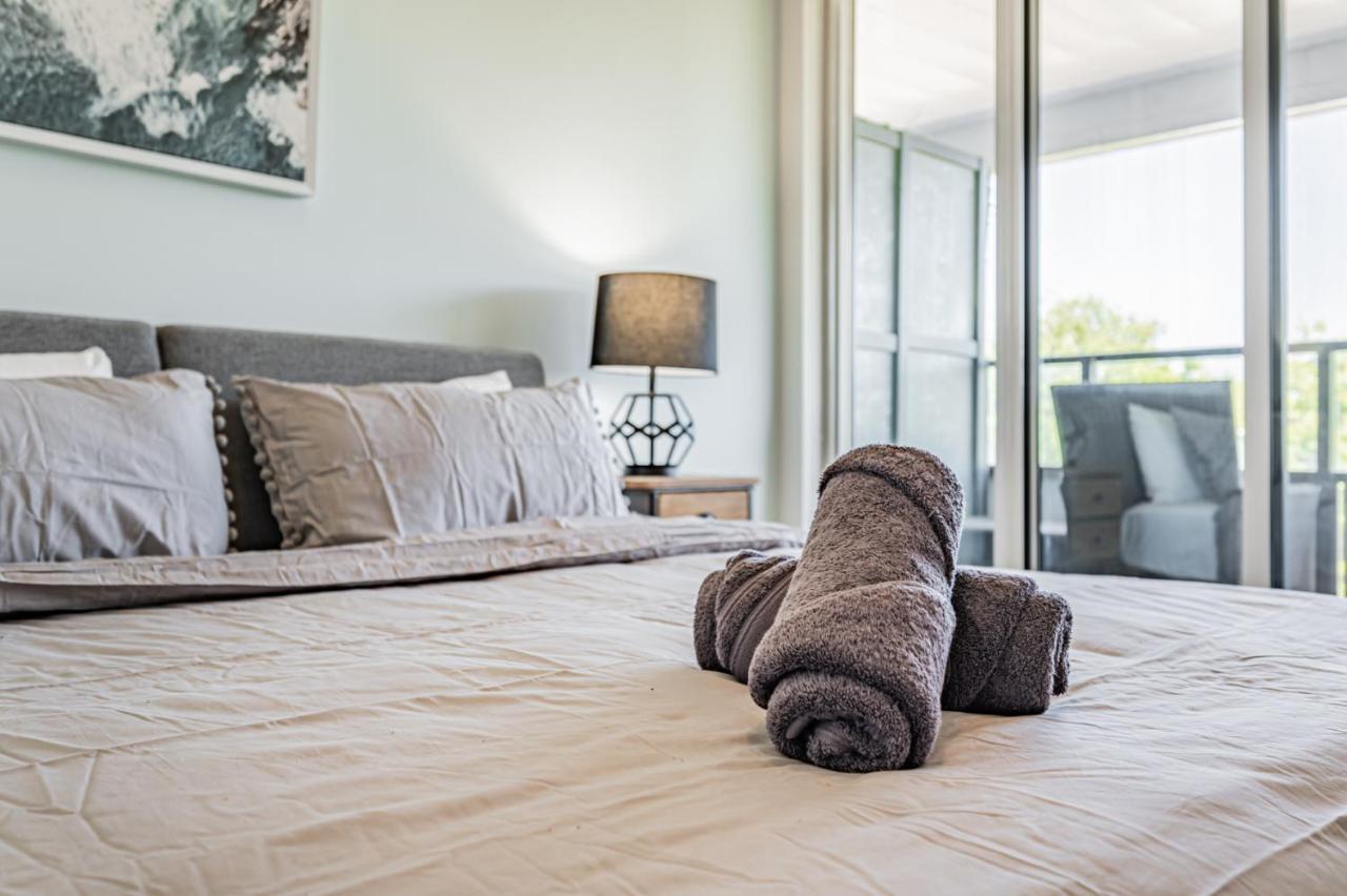 Condo In Parklawn & Lake Shore With Free Parking Close To Airport Toronto Ngoại thất bức ảnh