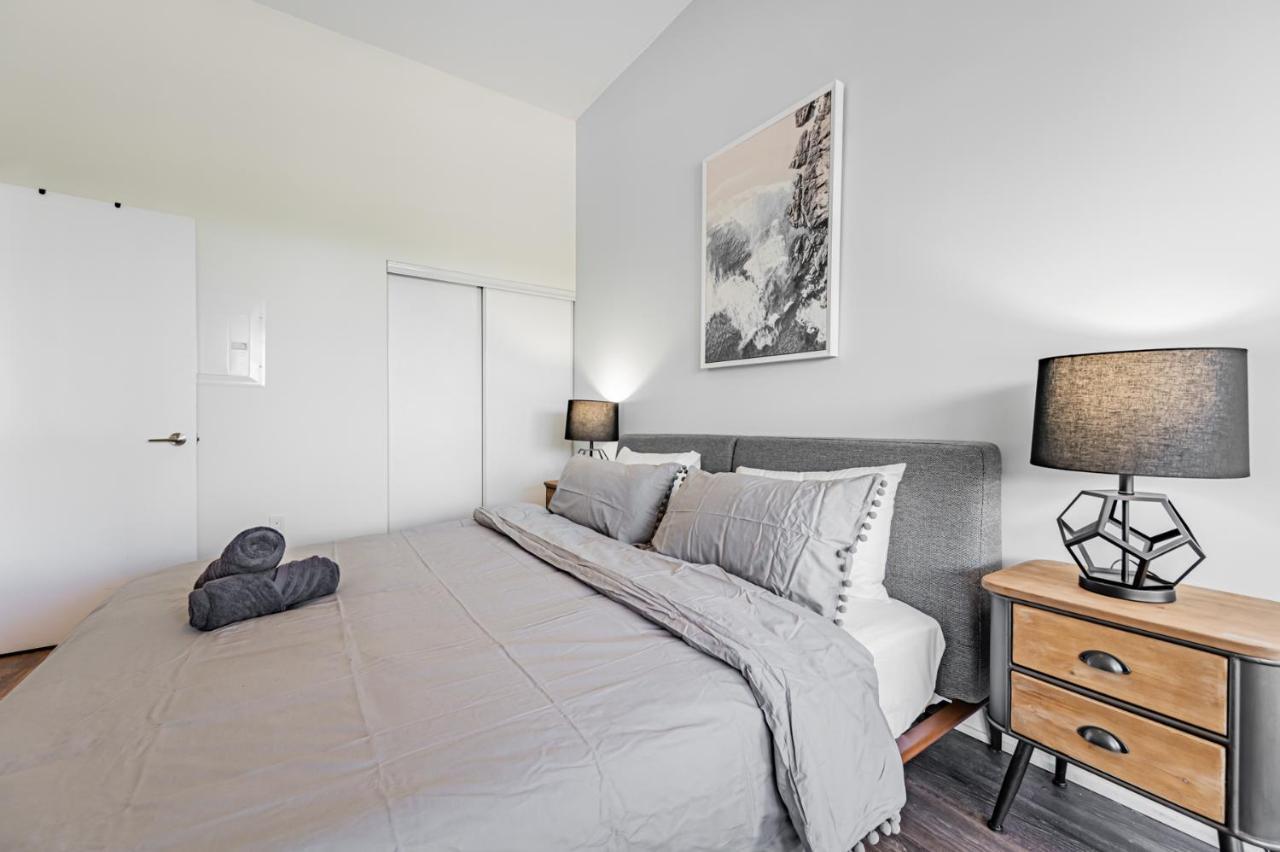 Condo In Parklawn & Lake Shore With Free Parking Close To Airport Toronto Ngoại thất bức ảnh
