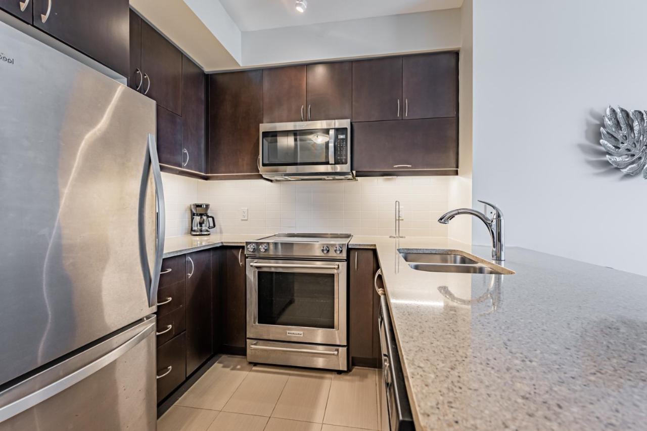 Condo In Parklawn & Lake Shore With Free Parking Close To Airport Toronto Ngoại thất bức ảnh