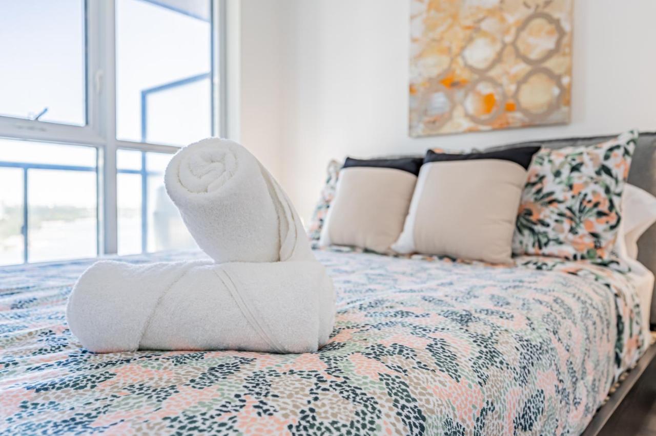Condo In Parklawn & Lake Shore With Free Parking Close To Airport Toronto Ngoại thất bức ảnh